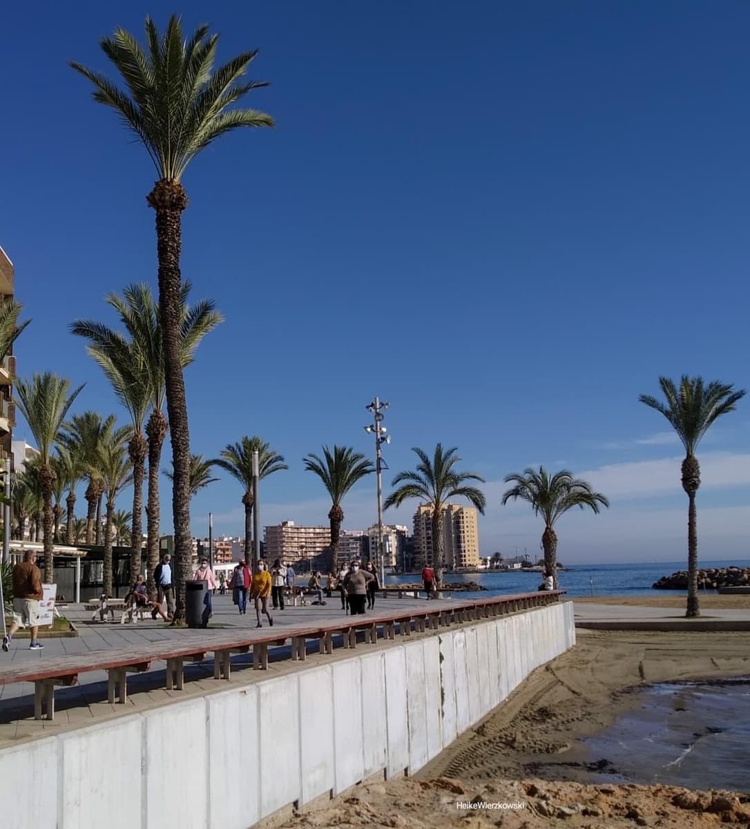 2 bedroom Beach Apartment for sale in Torrevieja with pool - € 192,000 (Ref: 9136915)