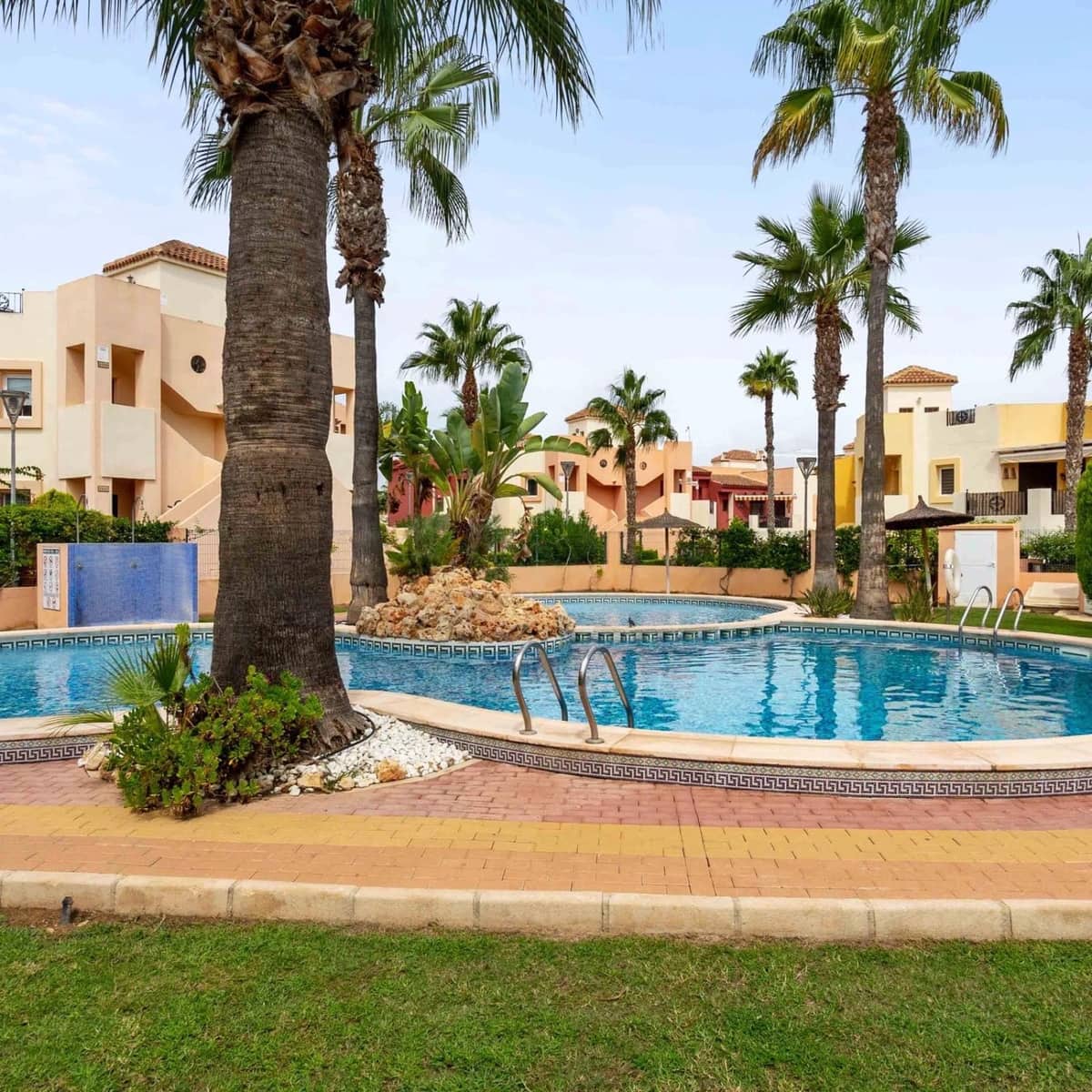 2 bedroom Beach Apartment for sale in Torrevieja with pool - € 192,000 (Ref: 9136915)