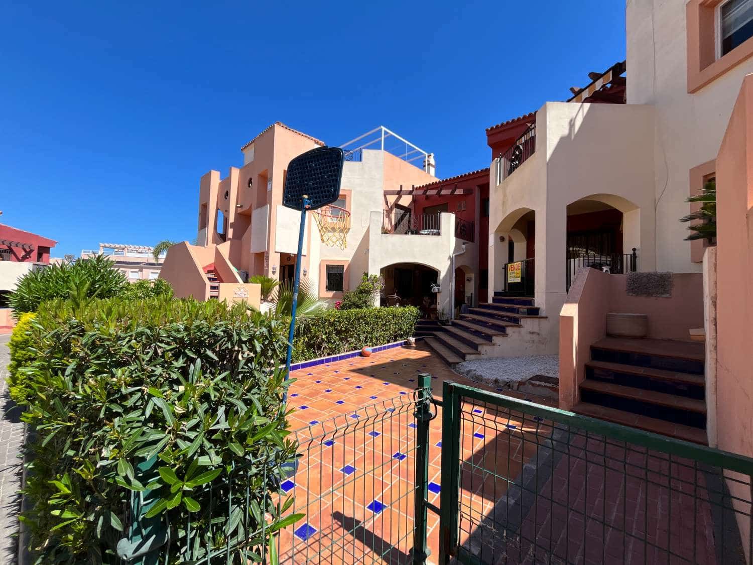 2 soveværelse Strandlejlighed til salg i Torrevieja med swimmingpool - € 192.000 (Ref: 9136915)