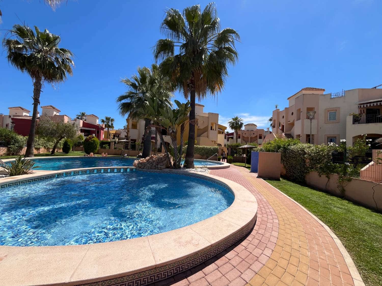2 soveværelse Strandlejlighed til salg i Torrevieja med swimmingpool - € 192.000 (Ref: 9136915)