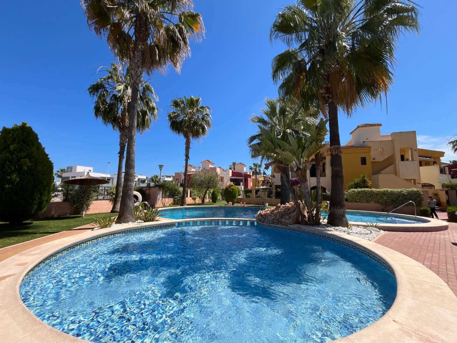 2 soveværelse Strandlejlighed til salg i Torrevieja med swimmingpool - € 192.000 (Ref: 9136915)