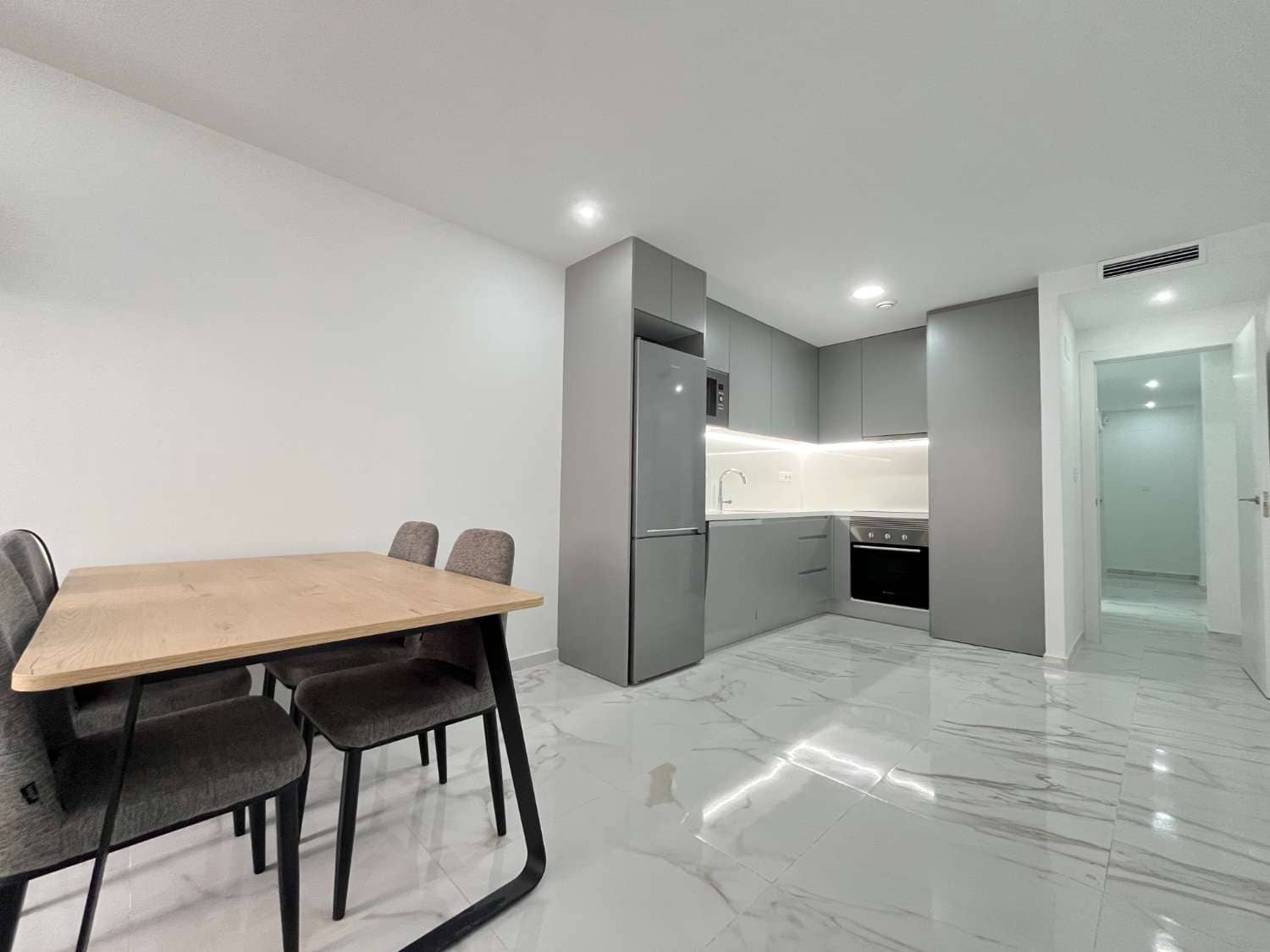 2 makuuhuone Ranta-asunto myytävänä paikassa Torrevieja mukana uima-altaan - 239 000 € (Ref: 9251881)