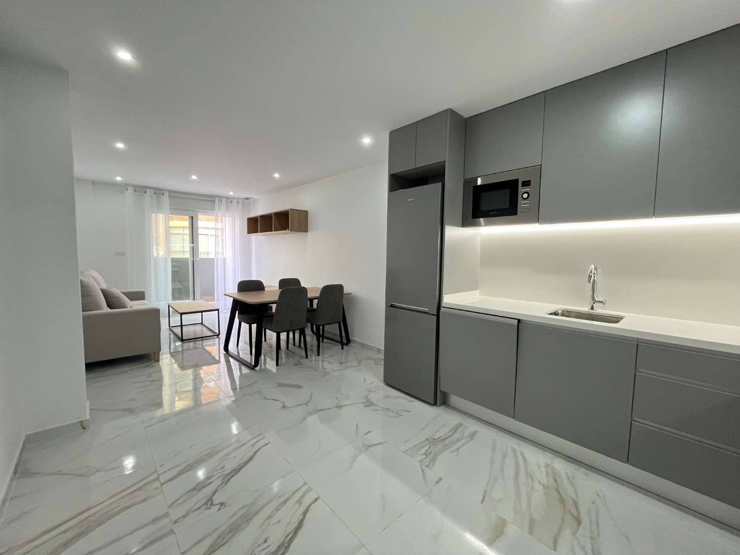 2 makuuhuone Ranta-asunto myytävänä paikassa Torrevieja mukana uima-altaan - 239 000 € (Ref: 9251881)