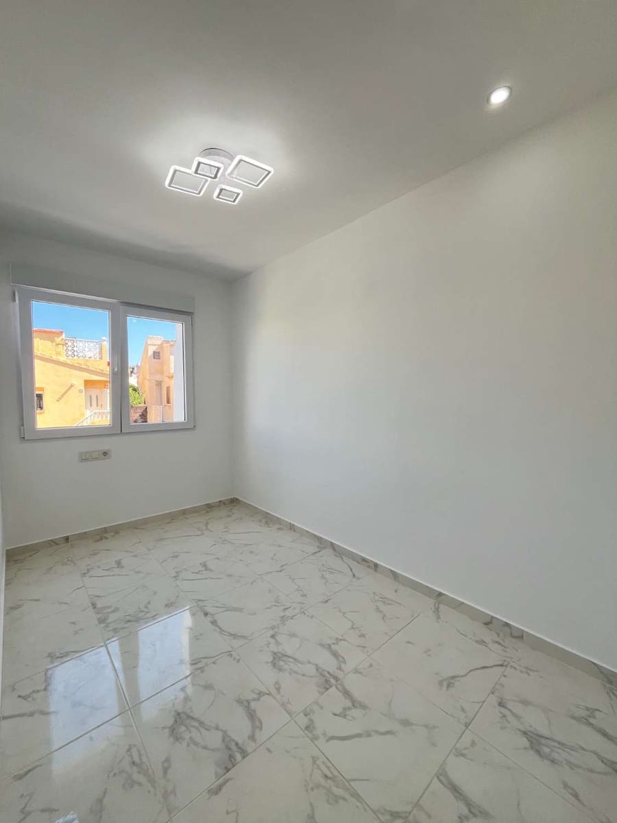 3 soveværelse Semi-Rækkehus til salg i Torrevieja med swimmingpool - € 229.000 (Ref: 9251882)