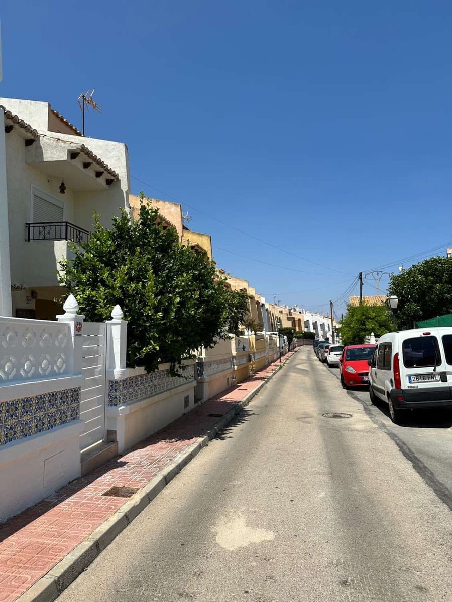 3 soveværelse Semi-Rækkehus til salg i Torrevieja med swimmingpool - € 229.000 (Ref: 9251882)