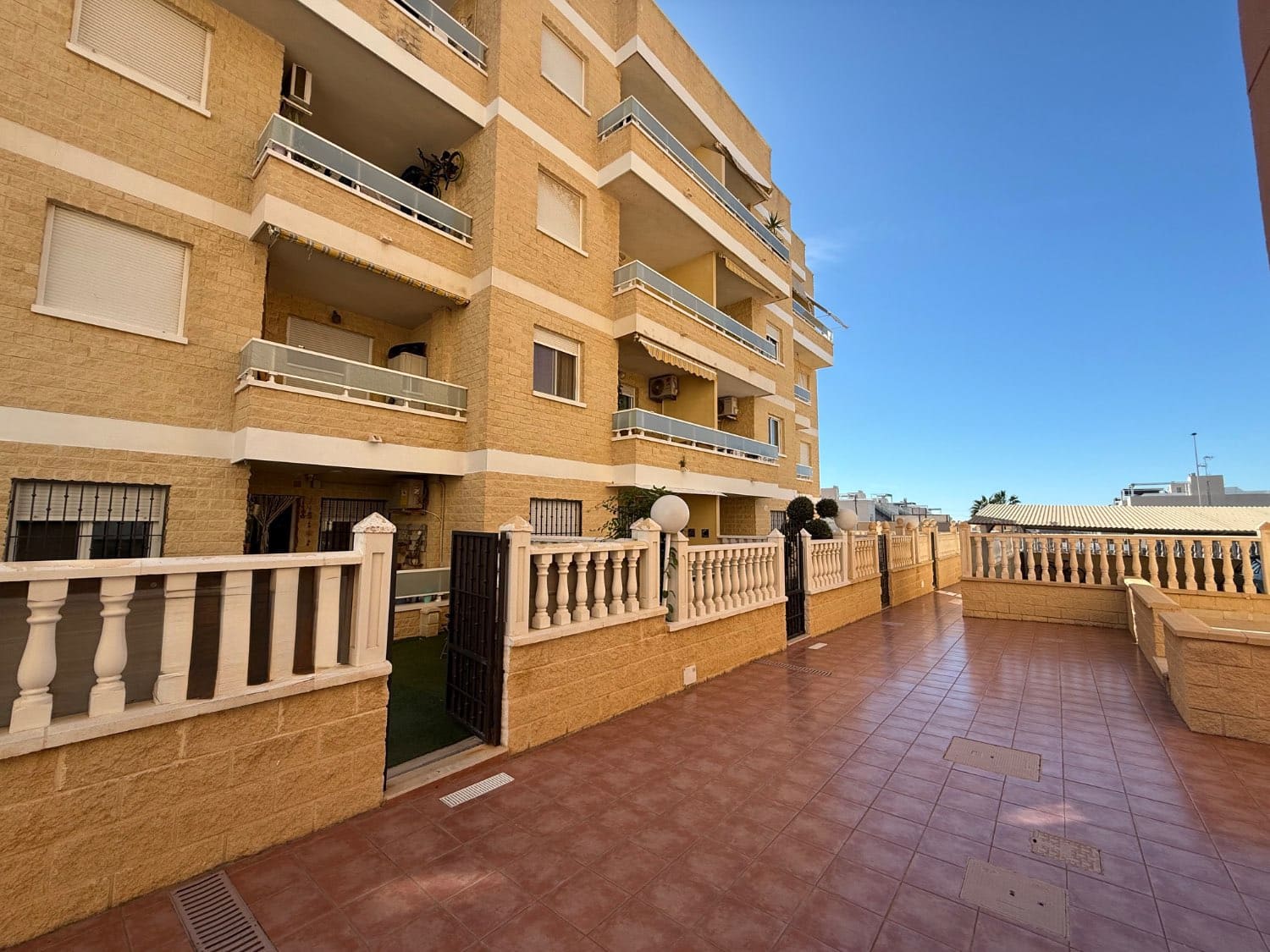 2 sovrum Strandlägenhet till salu i Torrevieja med pool - 165 000 € (Ref: 9334421)
