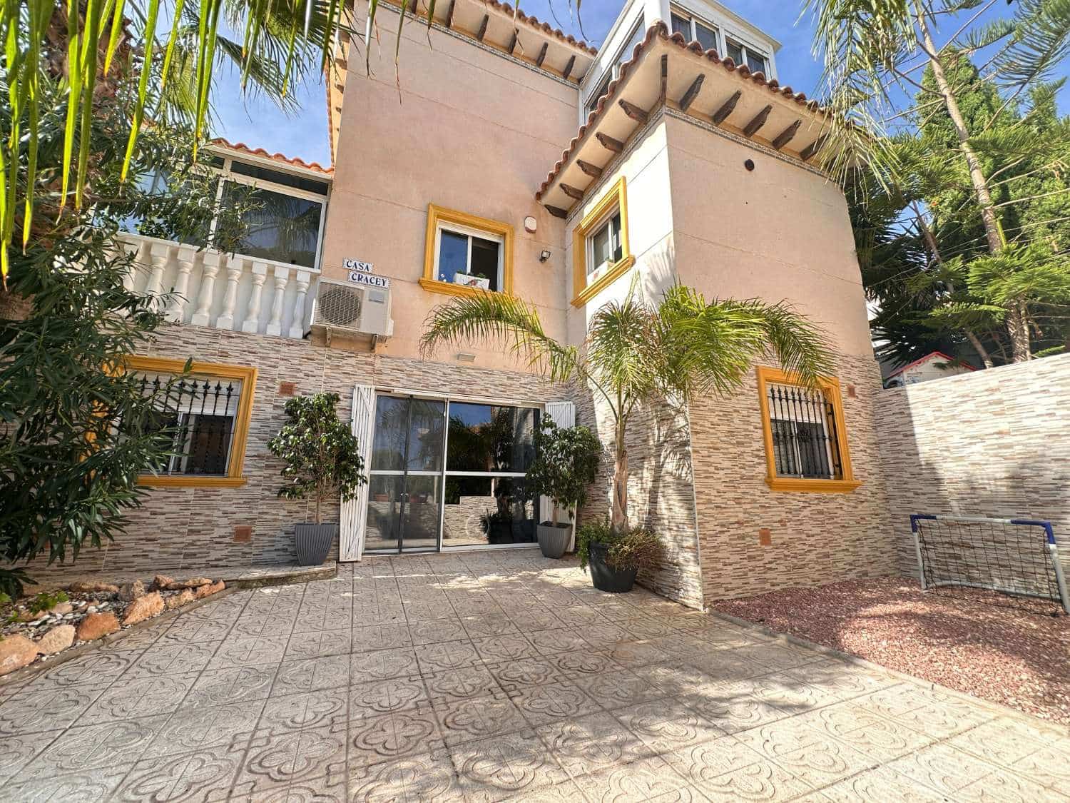 4 bedroom Villa for sale in La Zenia with pool - € 399,000 (Ref: 9337551)