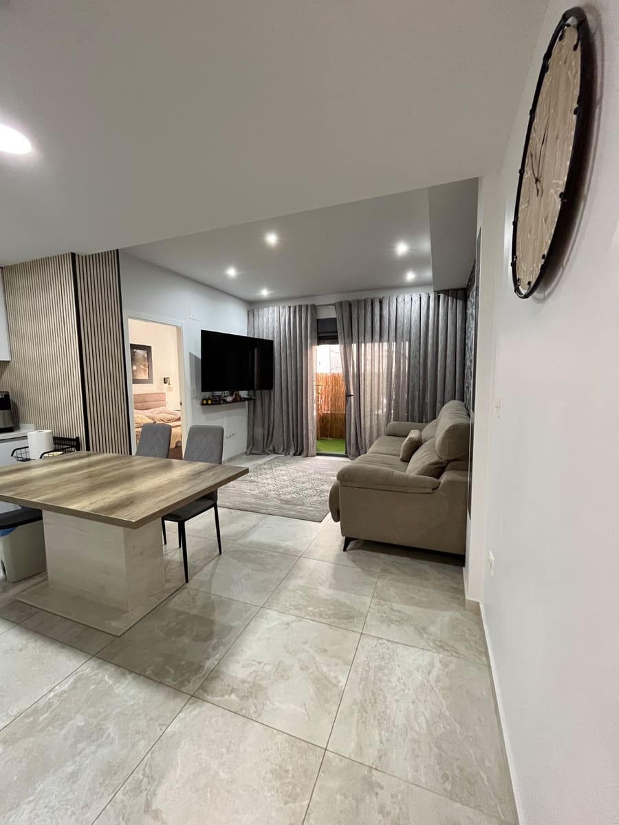 3 bedroom Beach Apartment for sale in Torrevieja with pool - € 302,000 (Ref: 9361976)