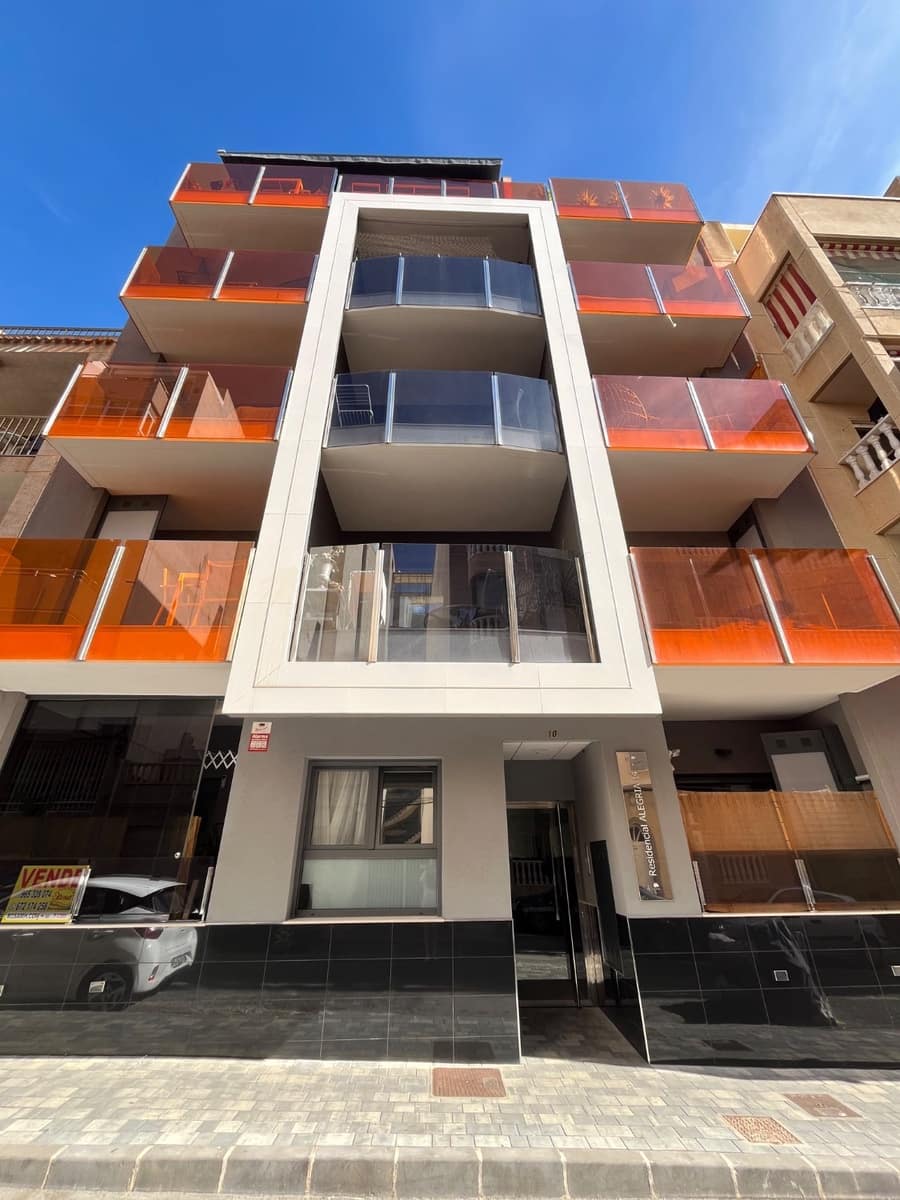 3 bedroom Beach Apartment for sale in Torrevieja with pool - € 302,000 (Ref: 9361976)