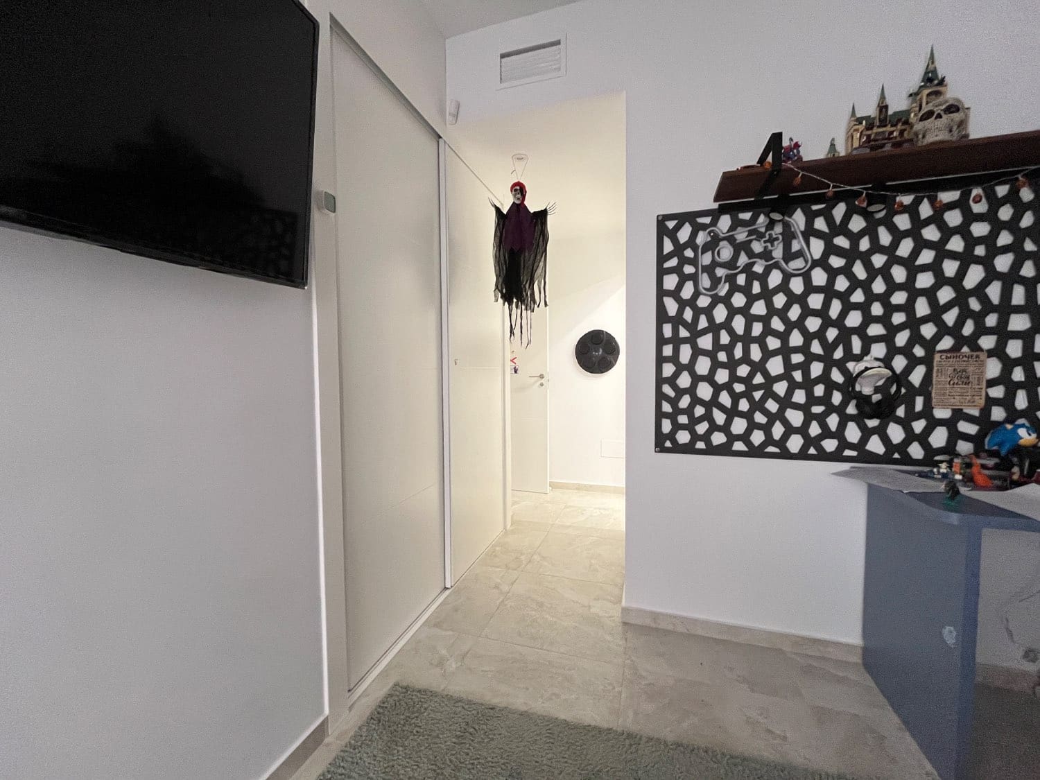 3 bedroom Beach Apartment for sale in Torrevieja with pool - € 302,000 (Ref: 9361976)