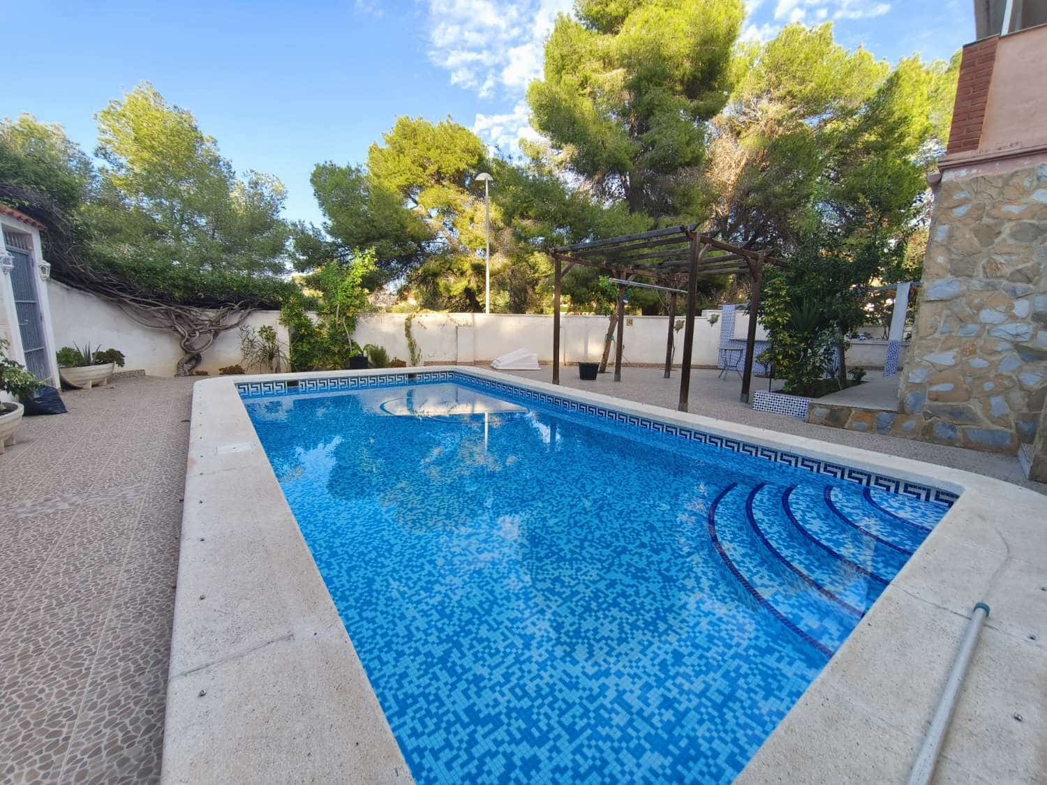 5 bedroom Villa for sale in Torrevieja with pool - € 470,000 (Ref: 9387558)