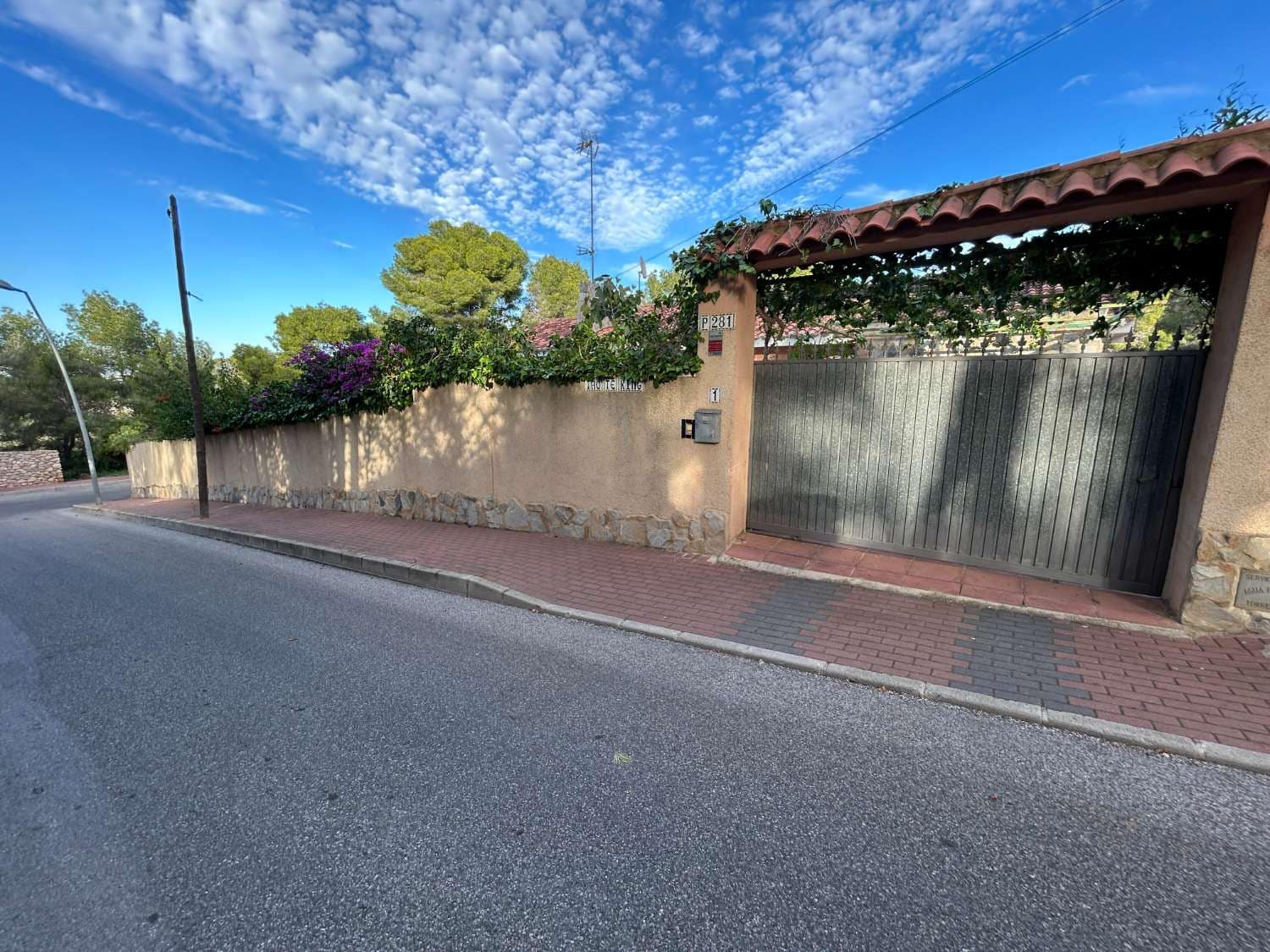 5 bedroom Villa for sale in Torrevieja with pool - € 470,000 (Ref: 9387558)