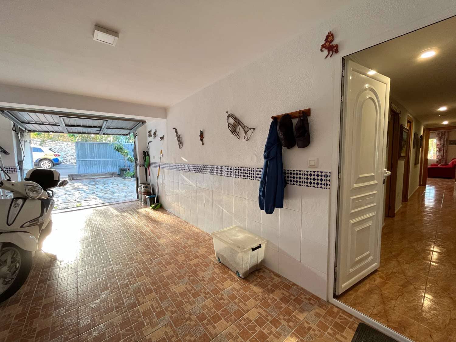 5 bedroom Villa for sale in Torrevieja with pool - € 470,000 (Ref: 9387558)