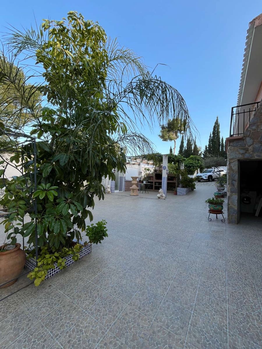 5 bedroom Villa for sale in Torrevieja with pool - € 470,000 (Ref: 9387558)