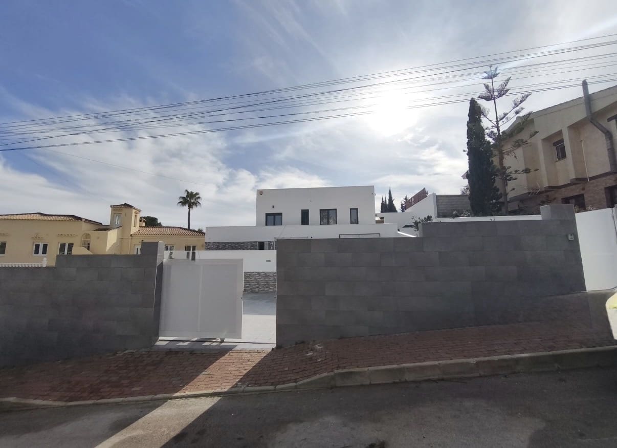 4 bedroom Villa for sale in Torrevieja with pool - € 665,000 (Ref: 9518494)