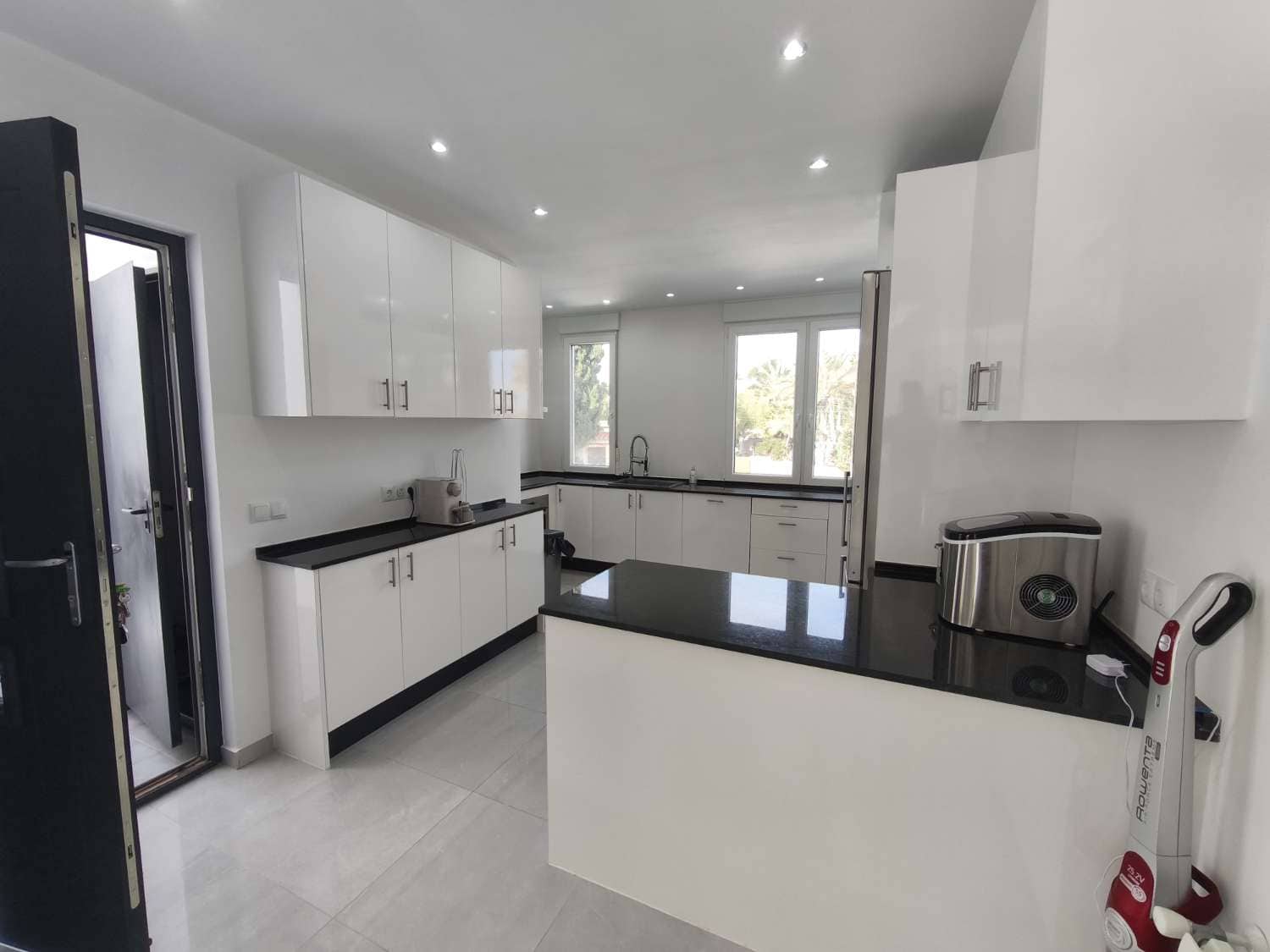 4 bedroom Villa for sale in Torrevieja with pool - € 665,000 (Ref: 9518494)