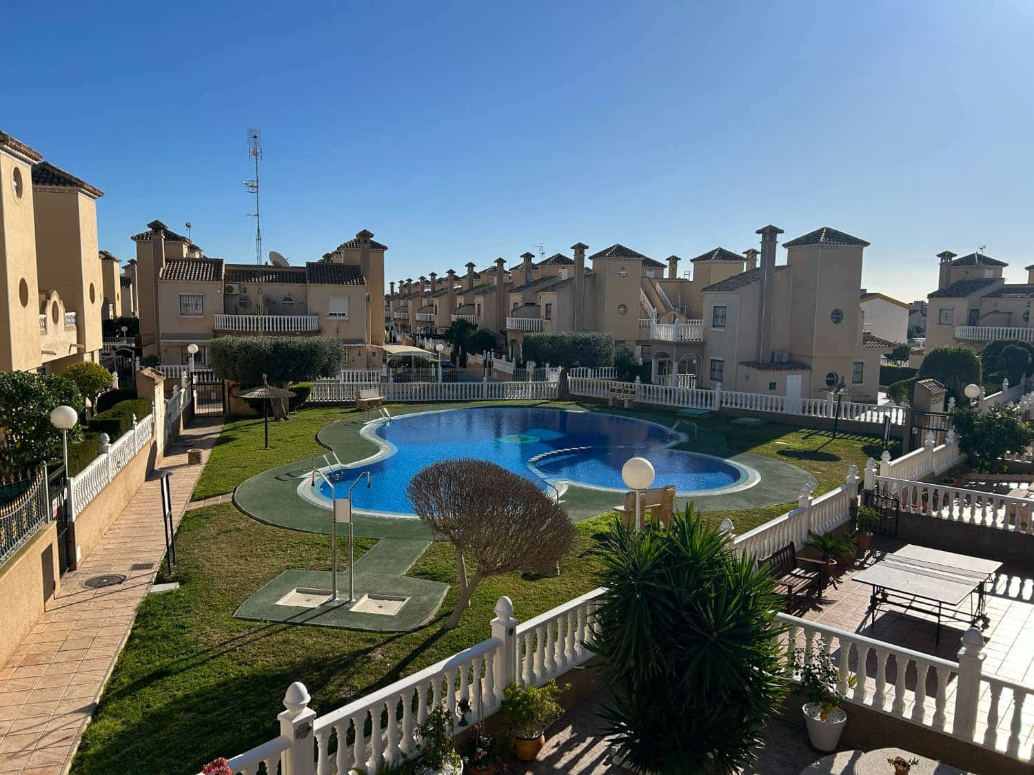 3 quarto Moradia em Banda para venda em Orihuela com piscina - 265 000 € (Ref: 9594711)