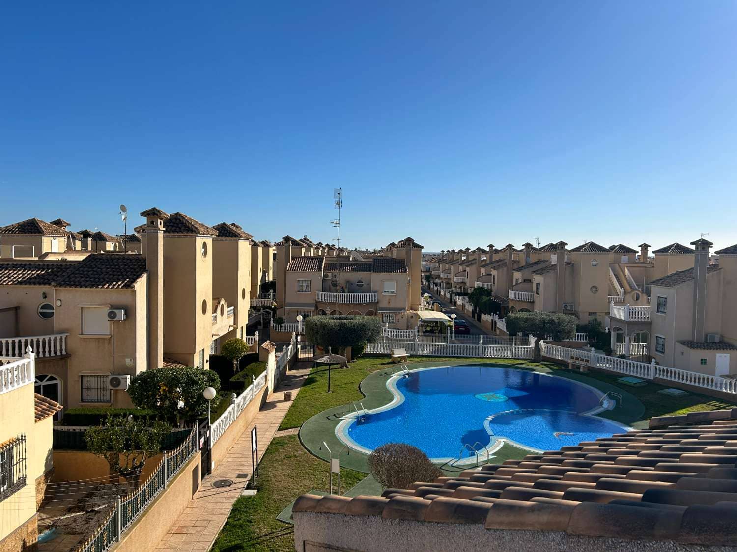 3 quarto Moradia em Banda para venda em Orihuela com piscina - 265 000 € (Ref: 9594711)