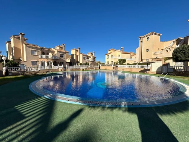 3 quarto Moradia em Banda para venda em Orihuela com piscina - 265 000 € (Ref: 9594711)