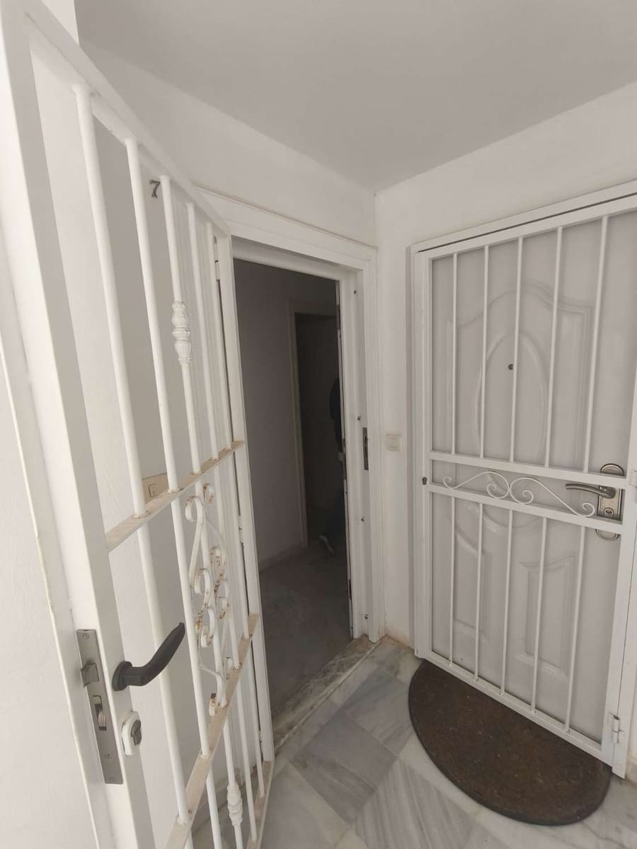 2 bedroom Beach Apartment for sale in Torrevieja with pool - € 199,000 (Ref: 9629674)