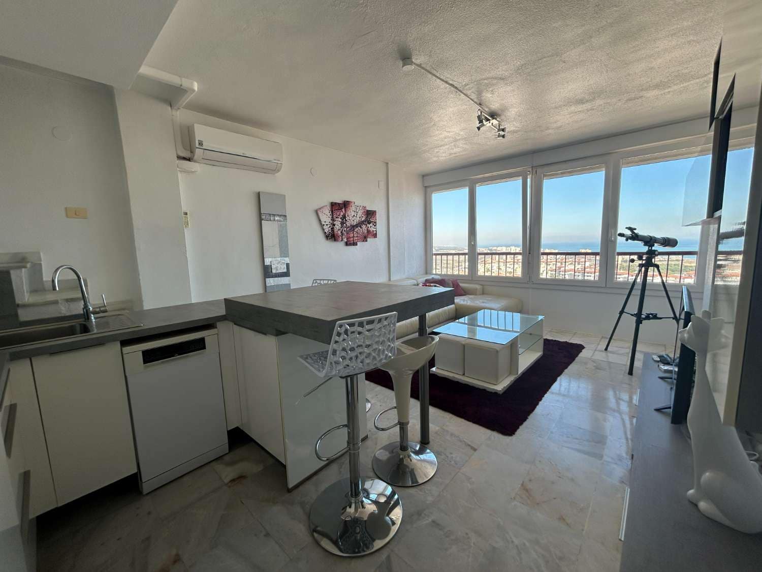 2 bedroom Beach Apartment for sale in Torrevieja with pool - € 199,000 (Ref: 9629674)