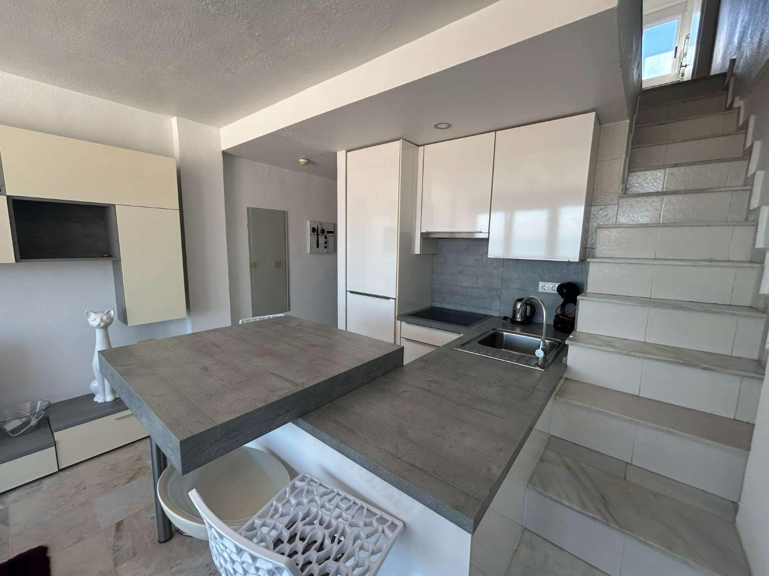 2 bedroom Beach Apartment for sale in Torrevieja with pool - € 199,000 (Ref: 9629674)