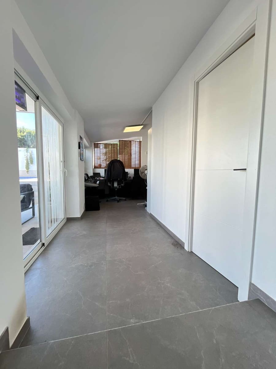 3 bedroom Villa for sale in Torrevieja with pool - € 585,000 (Ref: 9751636)