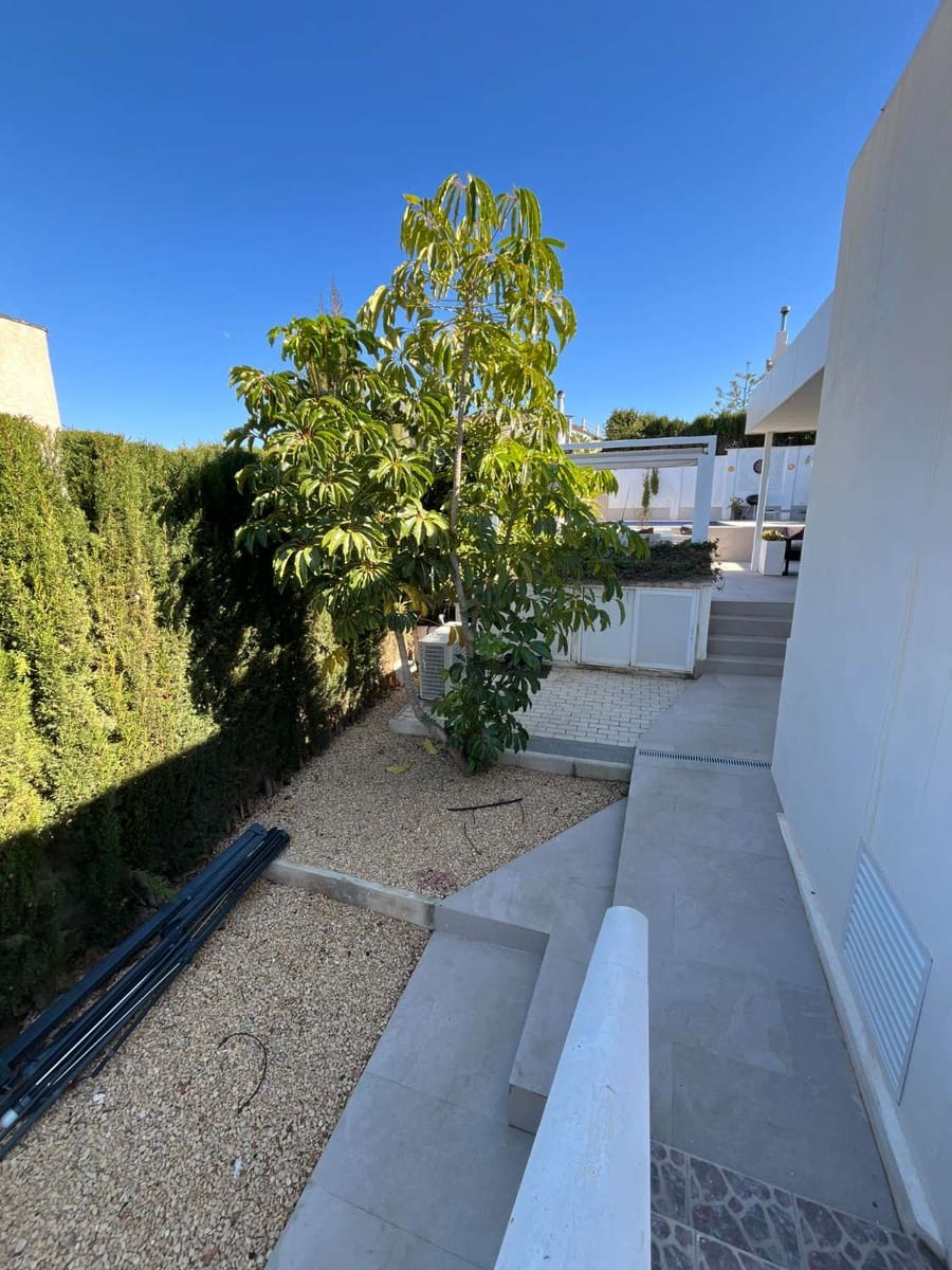 3 bedroom Villa for sale in Torrevieja with pool - € 585,000 (Ref: 9751636)