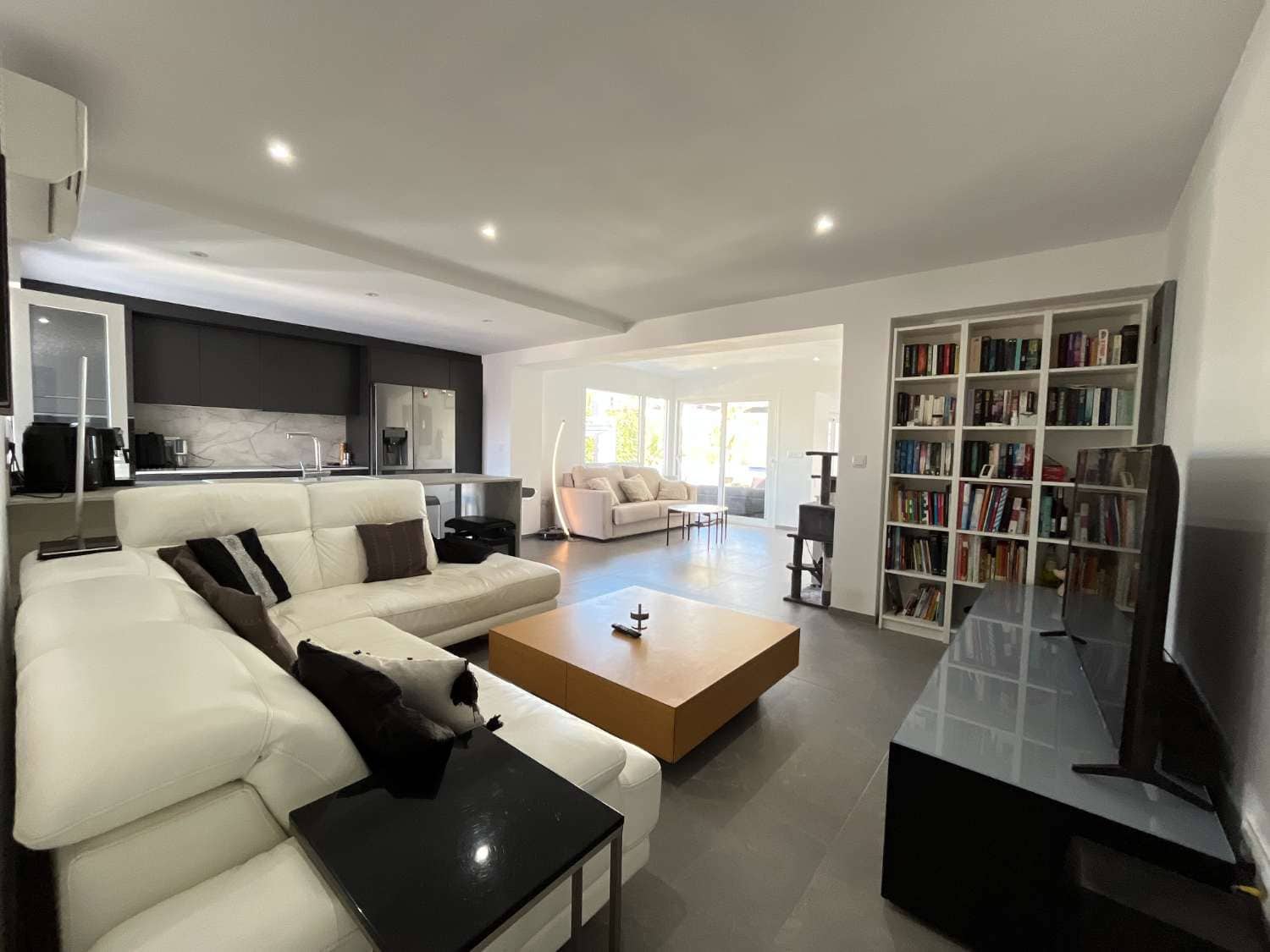 3 bedroom Villa for sale in Torrevieja with pool - € 585,000 (Ref: 9751636)