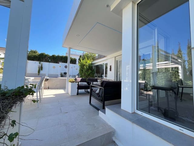 3 soveværelse Villa til salg i Torrevieja med swimmingpool - € 585.000 (Ref: 9751636)