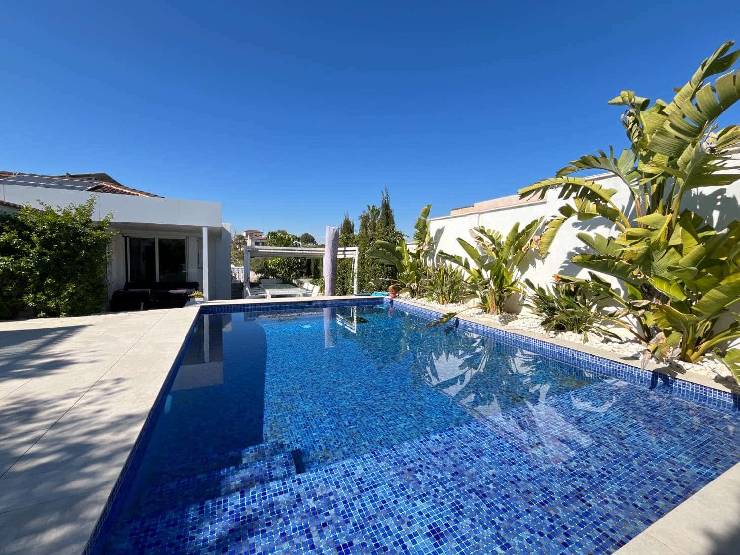 3 bedroom Villa for sale in Torrevieja with pool - € 585,000 (Ref: 9751636)