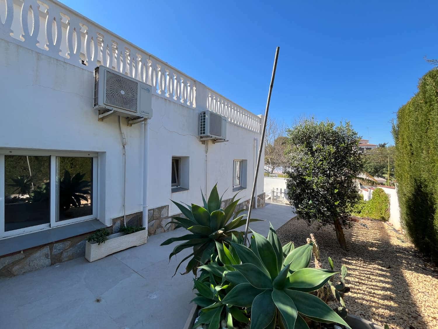 3 bedroom Villa for sale in Torrevieja with pool - € 585,000 (Ref: 9751636)