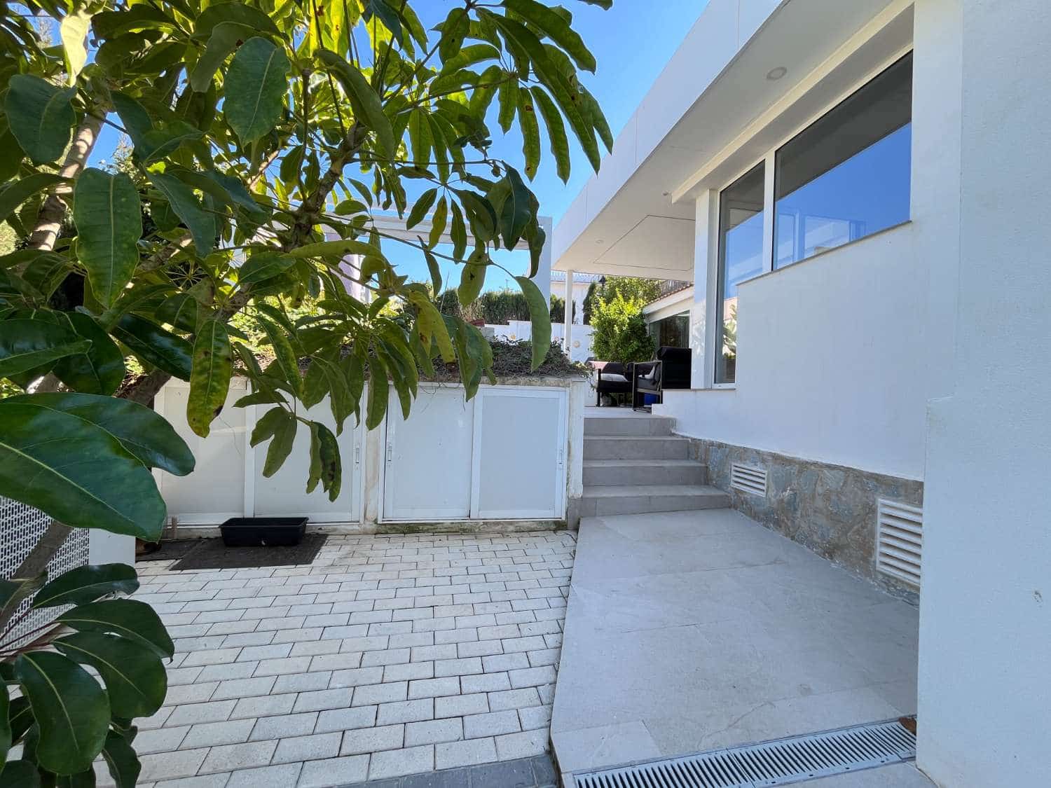 3 bedroom Villa for sale in Torrevieja with pool - € 585,000 (Ref: 9751636)