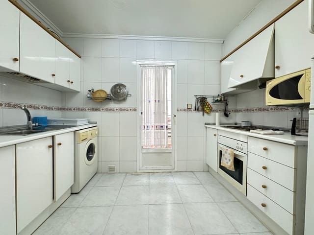 2 soveværelse Strandlejlighed til salg i Orihuela med swimmingpool - € 169.000 (Ref: 9751638)