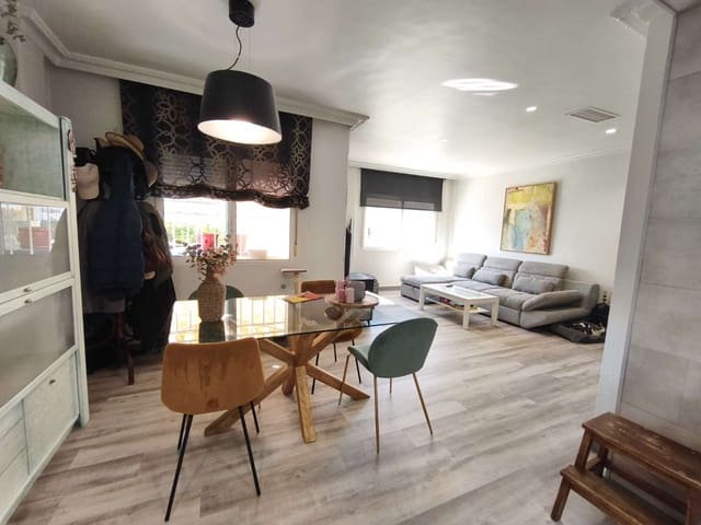 Piso de 4 habitaciones en Torrevieja en venta con piscina - 310.000 € (Ref: 9804121)