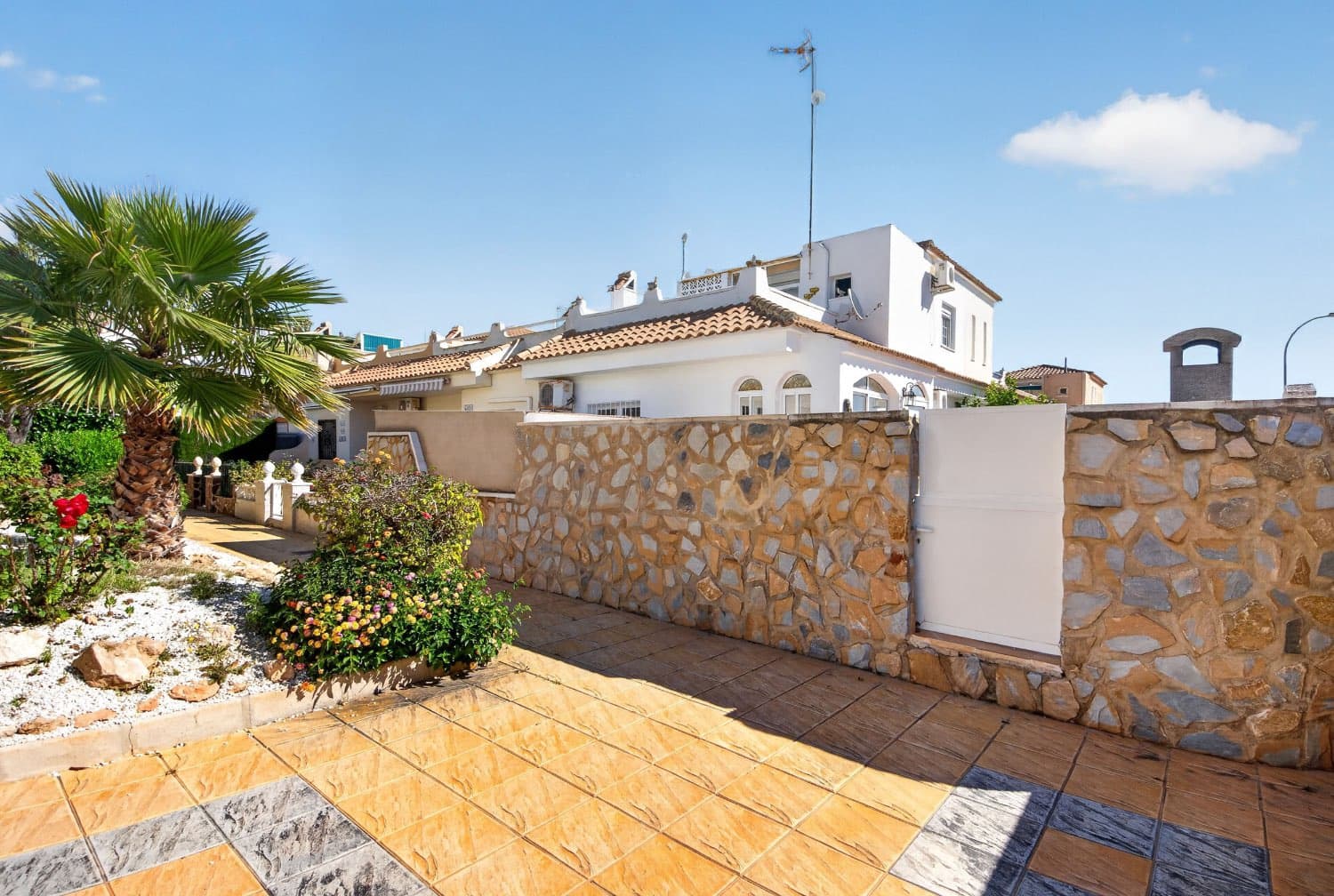 Piso de 3 habitaciones en Orihuela en venta con piscina - 196.000 € (Ref: 9822041)