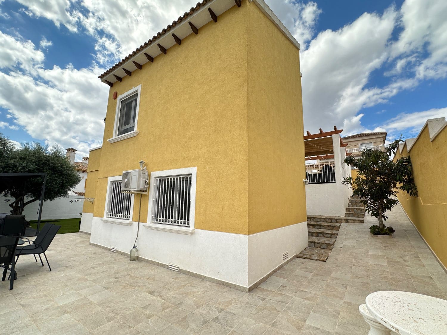 Chalet de 3 habitaciones en San Miguel de Salinas en venta con piscina - 390.000 € (Ref: 9842156)