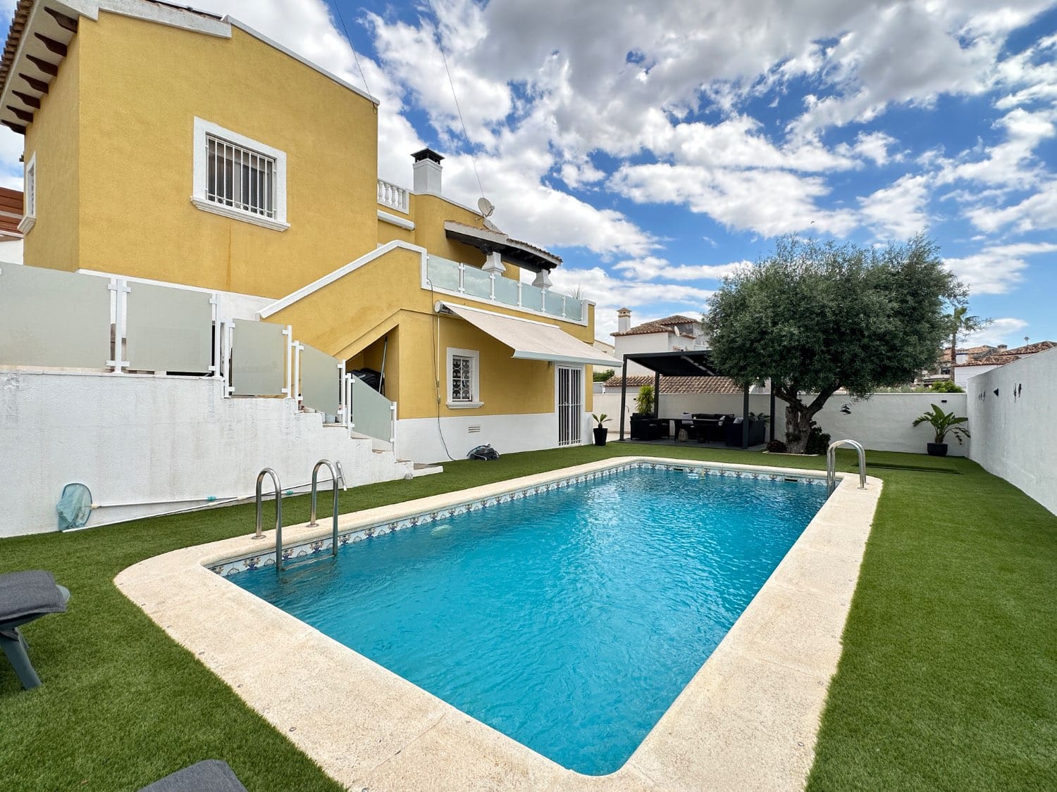 Chalet de 3 habitaciones en San Miguel de Salinas en venta con piscina - 390.000 € (Ref: 9842156)