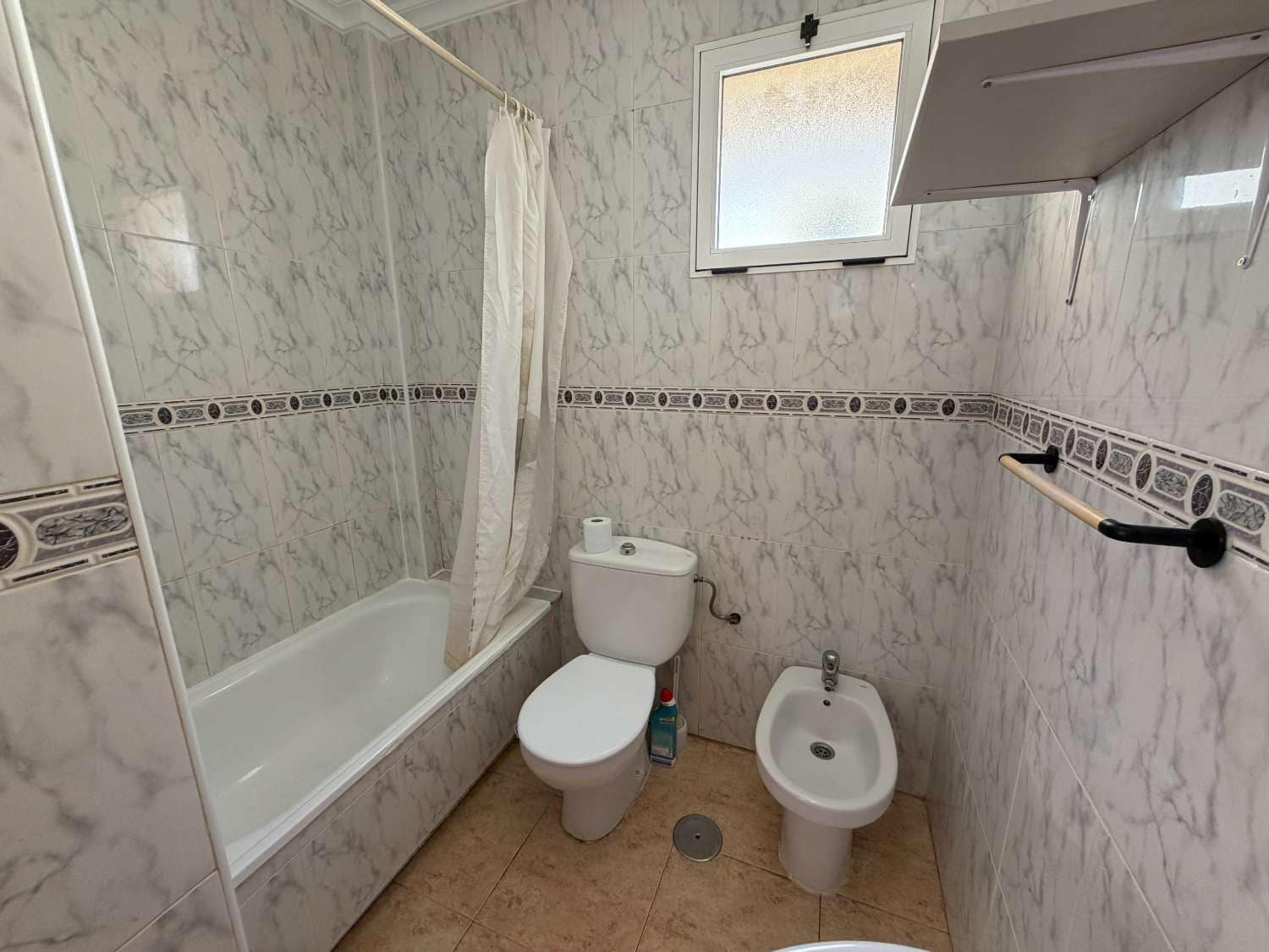 2 soveværelse Strandlejlighed til salg i Orihuela med swimmingpool - € 135.000 (Ref: 9864107)