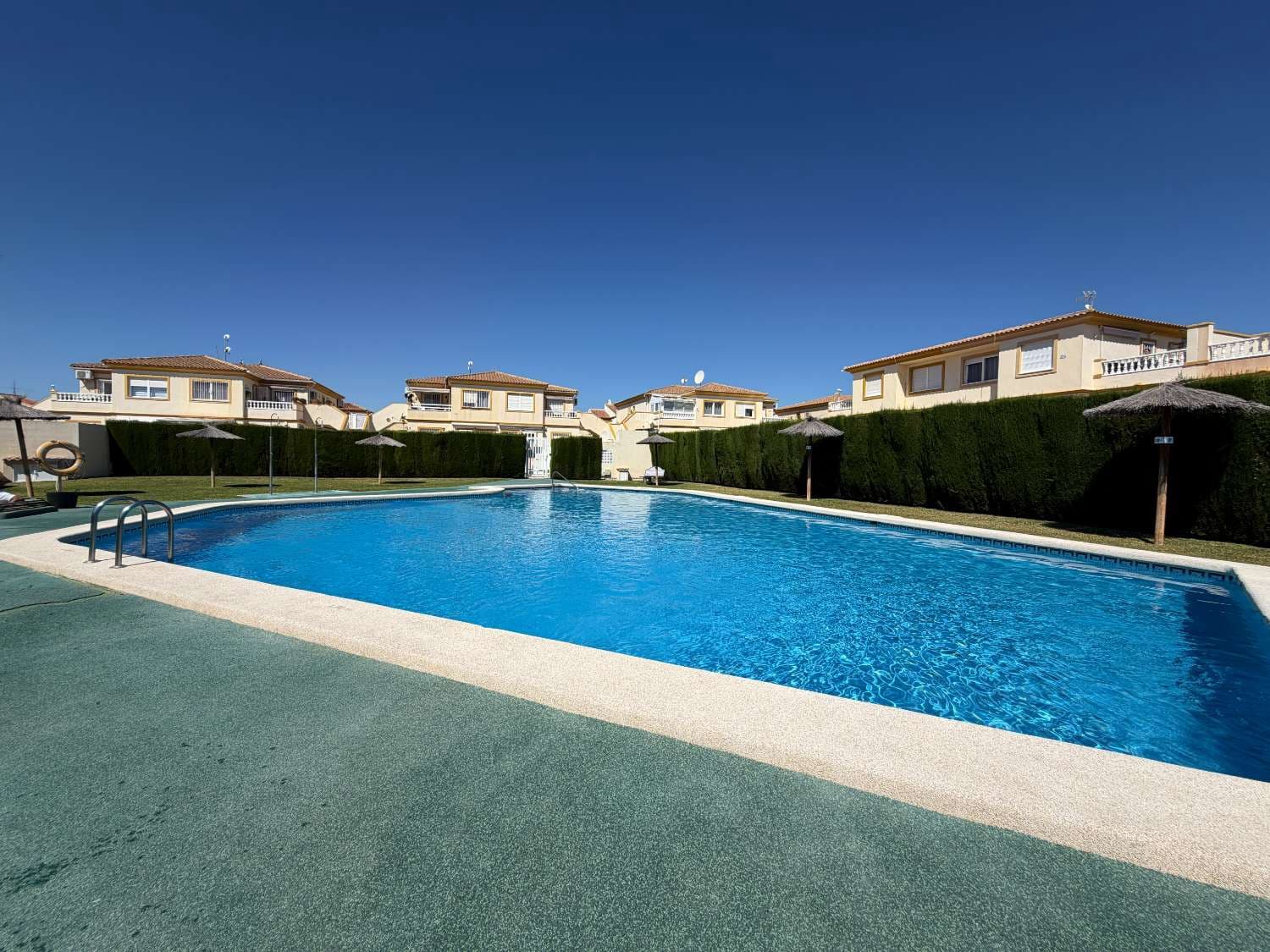 2 soveværelse Strandlejlighed til salg i Orihuela med swimmingpool - € 135.000 (Ref: 9864107)