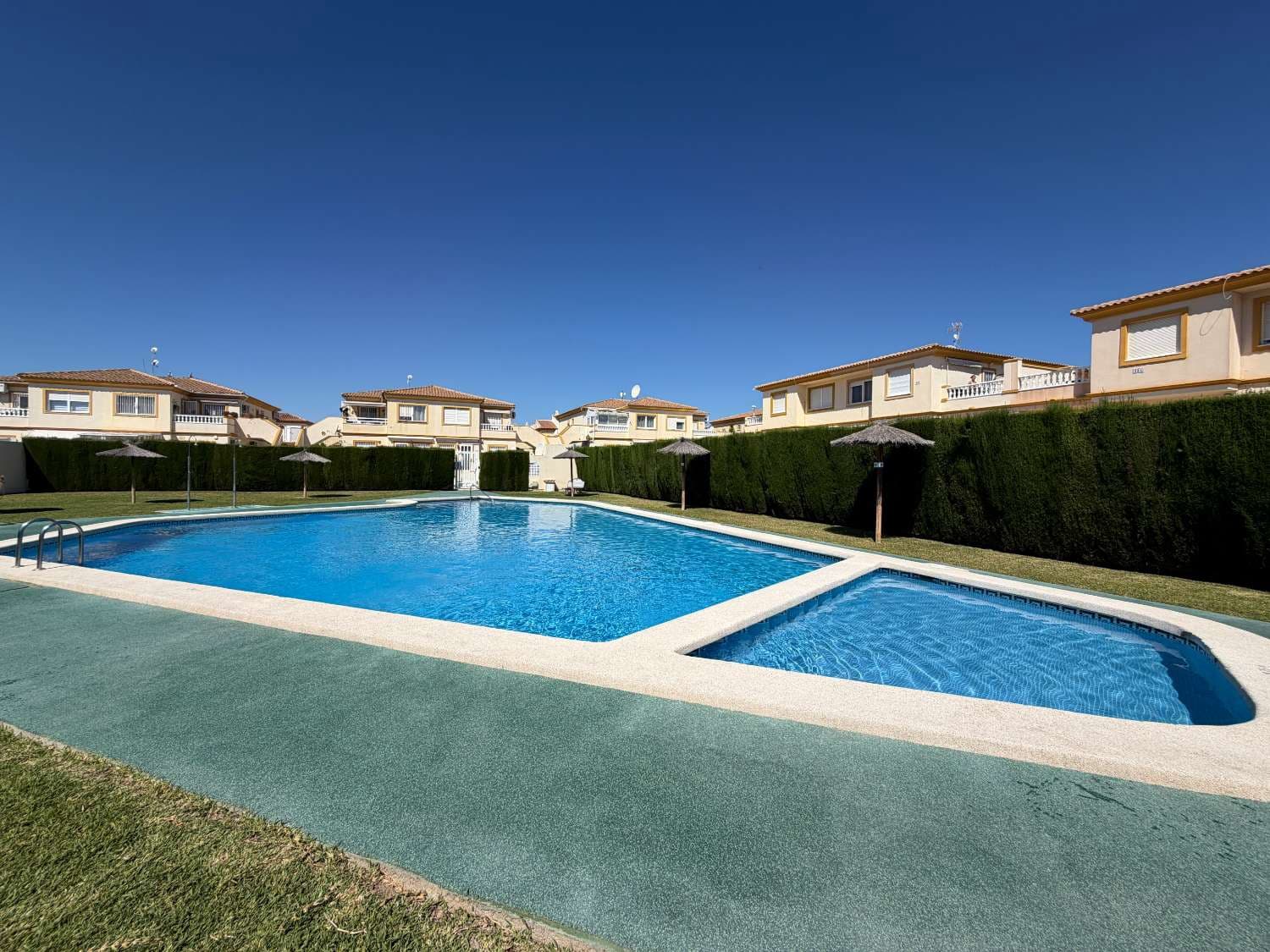 2 soveværelse Strandlejlighed til salg i Orihuela med swimmingpool - € 135.000 (Ref: 9864107)