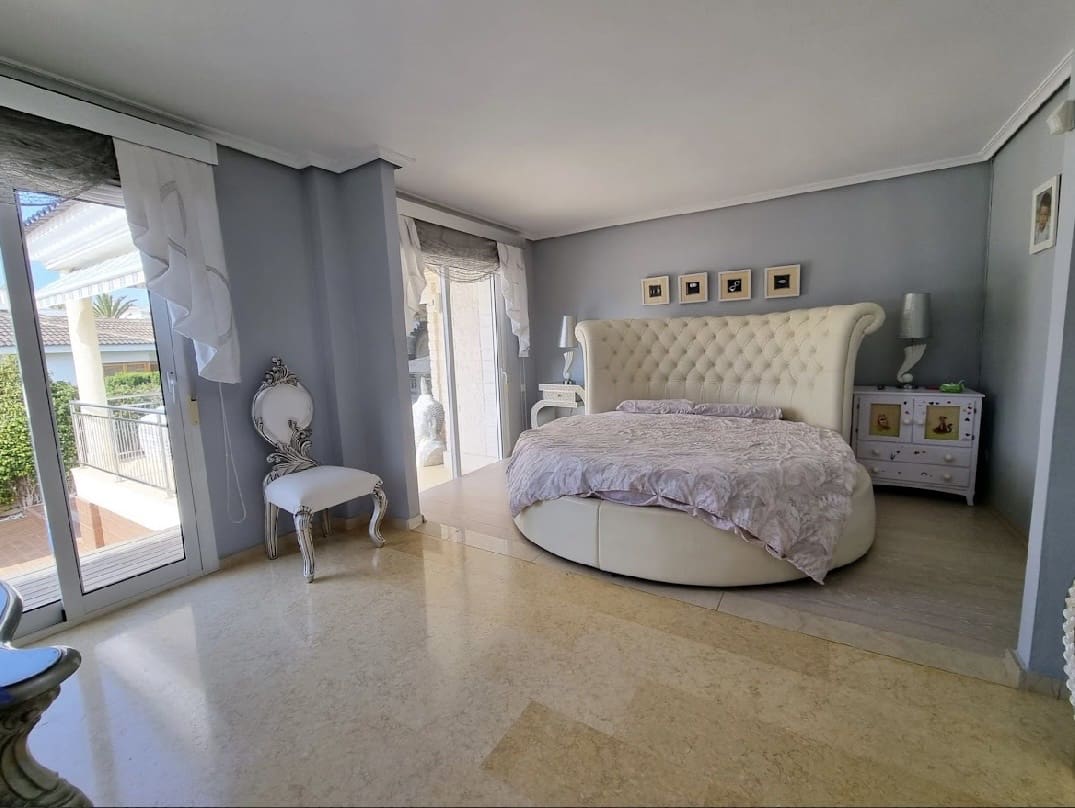 5 sovrum Villa till salu i Torrevieja med pool - 1 170 000 € (Ref: 9912532)