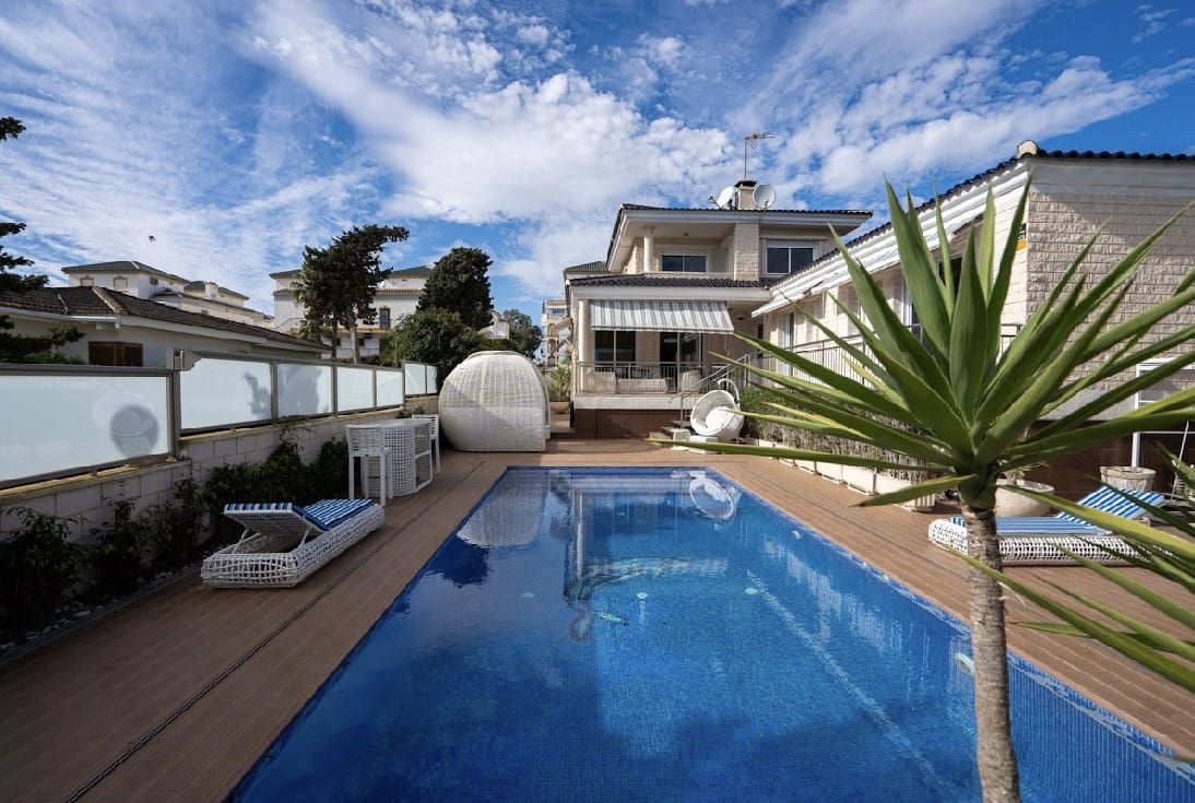 5 sovrum Villa till salu i Torrevieja med pool - 1 170 000 € (Ref: 9912532)