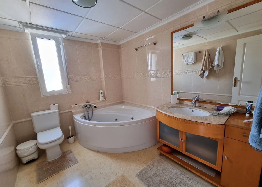 5 sovrum Villa till salu i Torrevieja med pool - 1 170 000 € (Ref: 9912532)