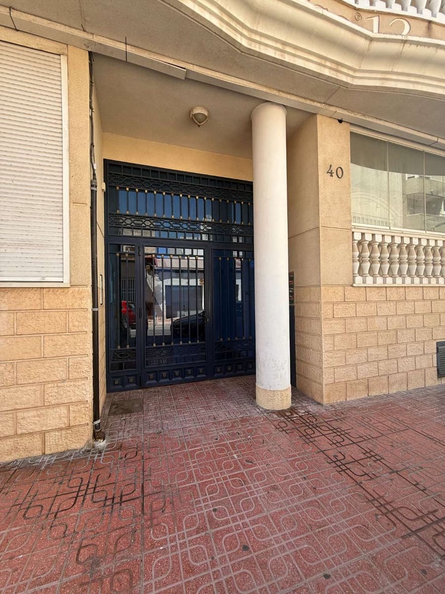 Piso de 2 habitaciones en Torrevieja en venta - 145.000 € (Ref: 9949209)