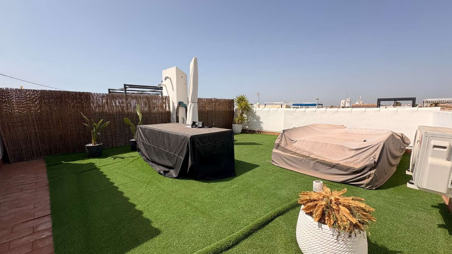 2 soveværelse Strandlejlighed til salg i Orihuela med swimmingpool - € 169.000 (Ref: 9962051)