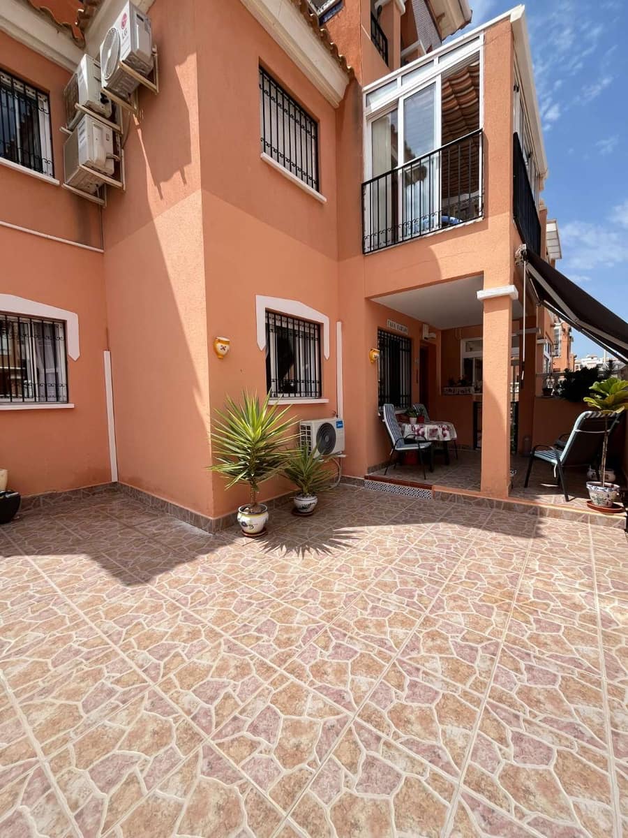 2 soveværelse Strandlejlighed til salg i Playa Flamenca med swimmingpool - € 165.000 (Ref: 9969235)