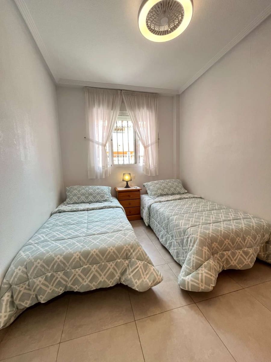 2 soveværelse Strandlejlighed til salg i Playa Flamenca med swimmingpool - € 165.000 (Ref: 9969235)