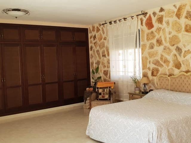 8 bedroom Villa for sale in Moralet with pool garage - € 735,000 (Ref: 7771998)