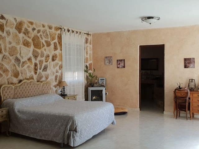 8 bedroom Villa for sale in Moralet with pool garage - € 735,000 (Ref: 7771998)